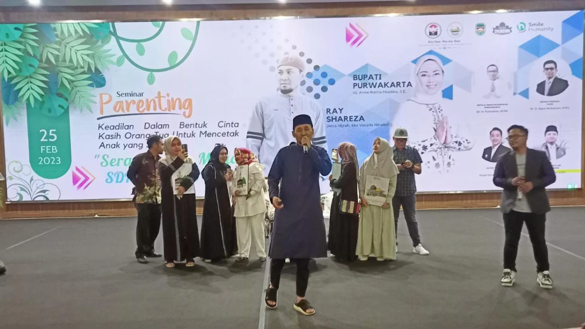 Artis hijrah Rey Syahreza hadir di Purwakarta. Mantan vokalis grup band Nineball ini memenuhi undangan sebagai narasumber pada Seminar Parenting yang merupakan rangkaian Milad Ke-12 SDIT Cendekia, Sabtu (25/2).