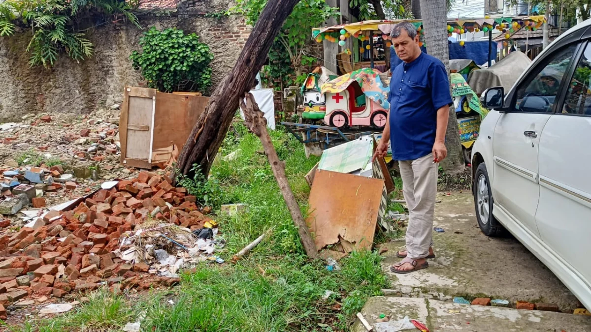 Saluran Air Sepanjang Jalan Ateng Sarton Tersumbat