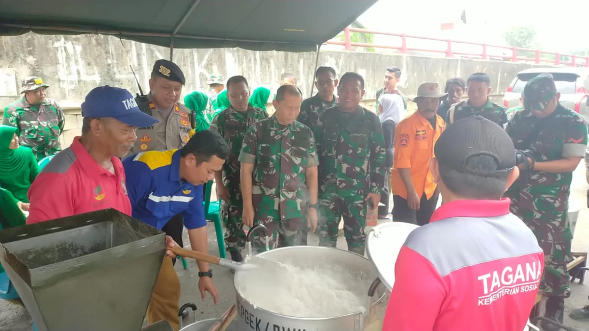 Korem Sunan Gunung Jati Dirikan Posko Kesehatan dan Dapur Umum Bagi Warga Terdampak Banjir Pantura