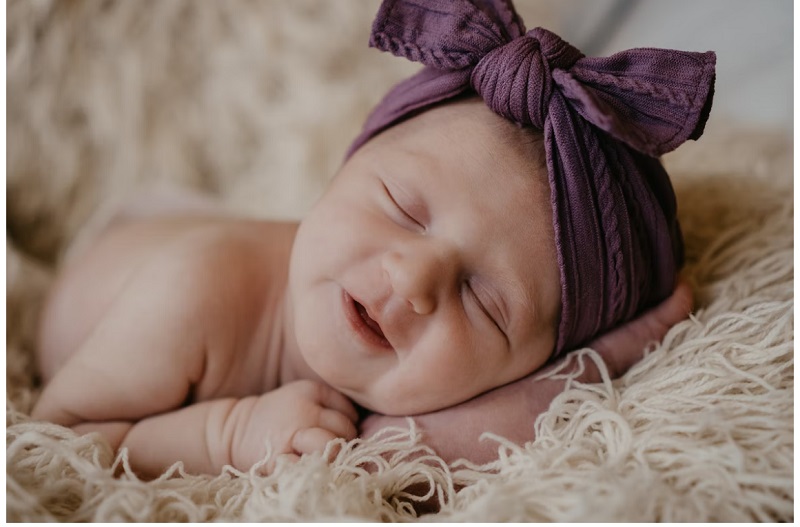 Nama Bayi Perempuan Islami 3 Kata, Lengkap Artinya! Nama Adalah Doa, Lihat di Sini (ilustasi bayi perempuan, via Unsplash-Emmalee Couturier)