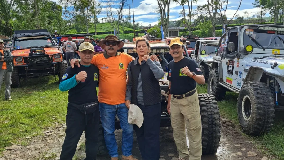 Puluhan Offroader Taklukan Lintasan di Cupunagara