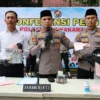 Bocah 15 tahun berinisial RD yang merupakan anak pedangdut Lilis Karlina, harus berurusan dengan Satuan Reserse Narkoba (Satresnarkoba) Polres Purwakarta lantaran mengedarkan obat tak berizin edar dan tak memenuhi standar keamanan.