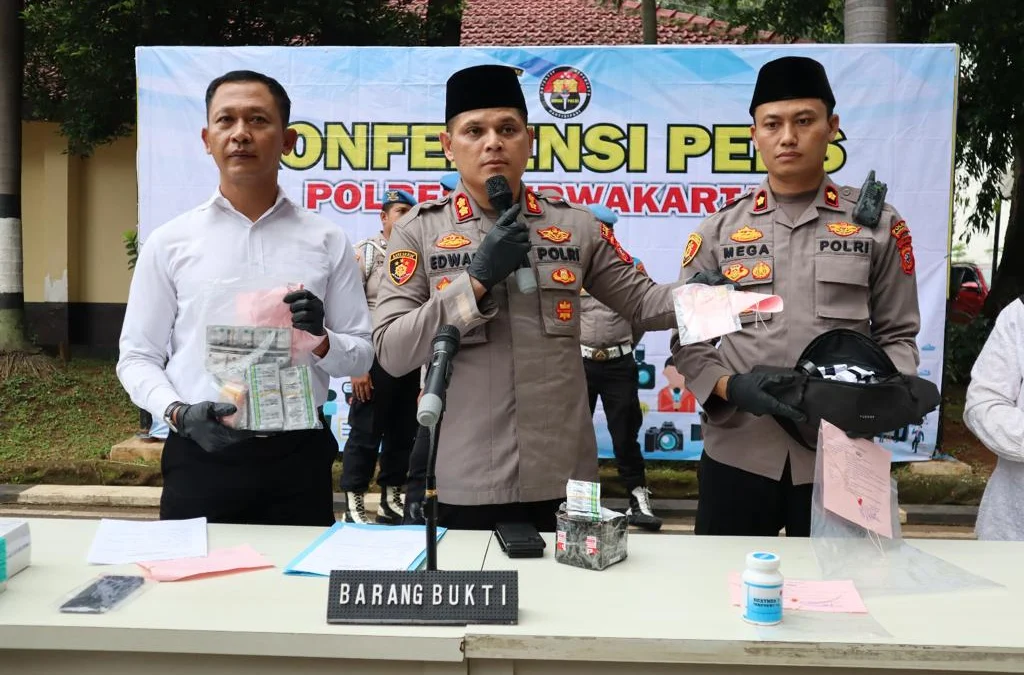 Bocah 15 tahun berinisial RD yang merupakan anak pedangdut Lilis Karlina, harus berurusan dengan Satuan Reserse Narkoba (Satresnarkoba) Polres Purwakarta lantaran mengedarkan obat tak berizin edar dan tak memenuhi standar keamanan.