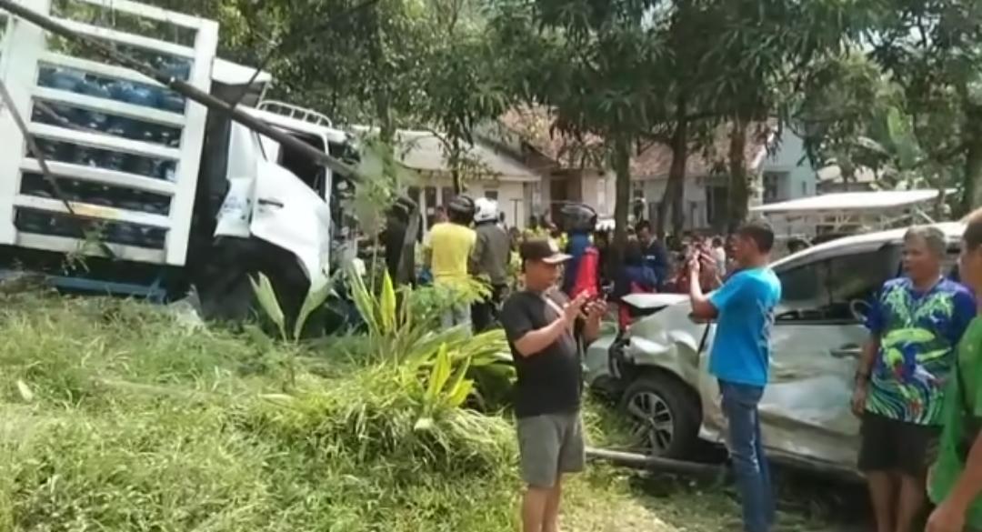 Mobil Pengangkut Air Mineral Seruduk Empat Mobil dan Tiga Motor di Jalan Raya Cijambe Subang, Polisi Segera Lakukan Olah TKP