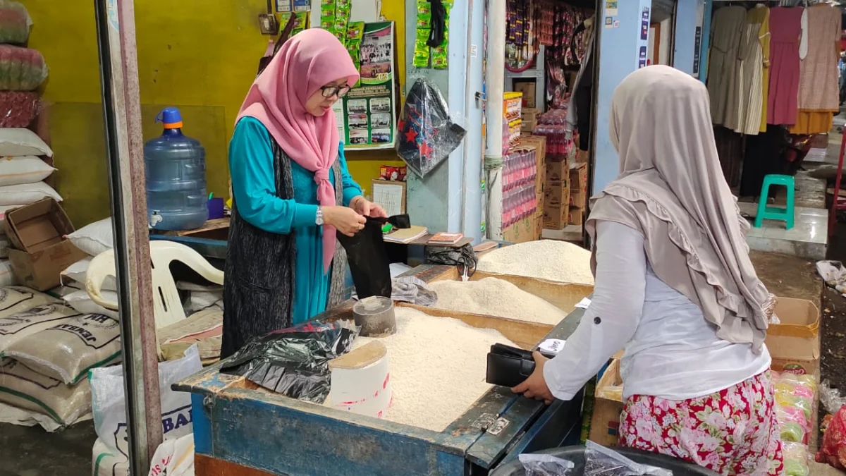 Warga Berburu Kebutuhan Pokok Jelang Puasa, Pedagang Pasar Kasomalang Bersyukur 