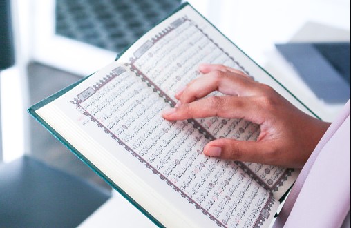 Manfaat Membaca Al-Quran di Bulan Puasa Mendapatkan Ketenangan