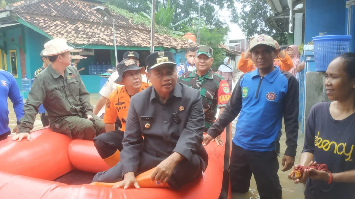 Tinjau Banjir di Subang, Wagub Jabar Uu Pastikan Masyarakat Tak Akan Kekurangan Makanan