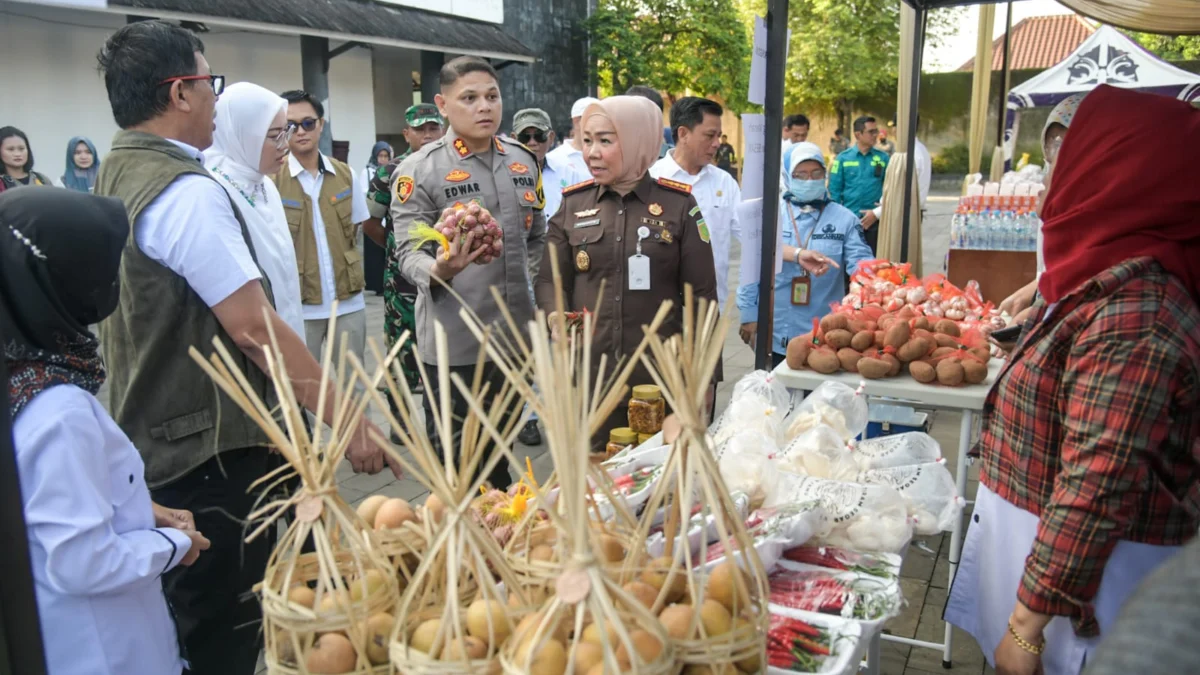 Bupati Purwakarta Anne Ratna Mustika mulai menggelar rangkaian Bazar Tingkat Nasional. Langkah itu ditempuh untuk memastikan kebutuhan masyarakat selama Ramadan aman tersedia.