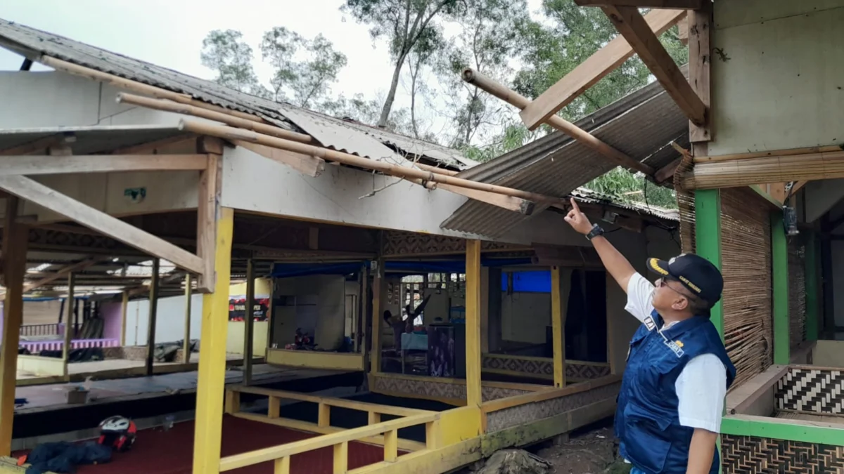 Angin Puting Beliung Porak-porandakan Puluhan Warung di Parang Gombong