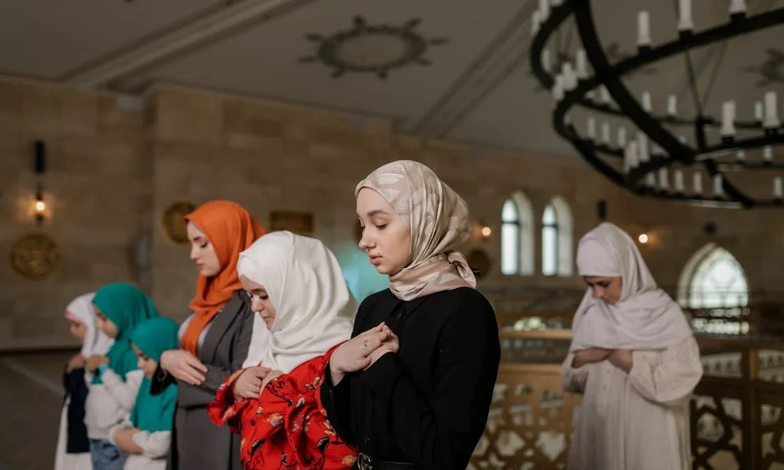 Bacaan Niat Sholat Tarawih Lengkap Berjamaah atau Sendiri di Rumah