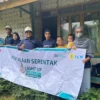 LIGHT UP THE DREAM. PT PLN (Persero) UP3 Purwakarta ULP Plered saat melaksanakan kegiatan "Light Up The Dream" berupa sambungan listrik gratis bagi warga dengan keterbatasan ekonomi. (ADAM SUMARTO/PASUNDAN EKSPRES)