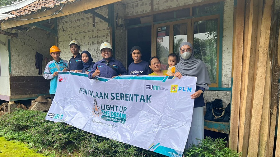 LIGHT UP THE DREAM. PT PLN (Persero) UP3 Purwakarta ULP Plered saat melaksanakan kegiatan "Light Up The Dream" berupa sambungan listrik gratis bagi warga dengan keterbatasan ekonomi. (ADAM SUMARTO/PASUNDAN EKSPRES)