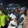 Patroli Sinergi, Polisi dan TNI di Subang Kompak Bagikan Paket Makan Sahur