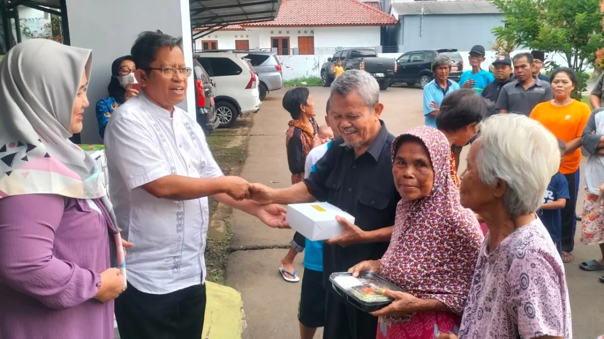 Peringatan HUT ke-75 Subang, Disparpora Bagikan Puluhan Paket Buka Puasa ke Warga Setempat 