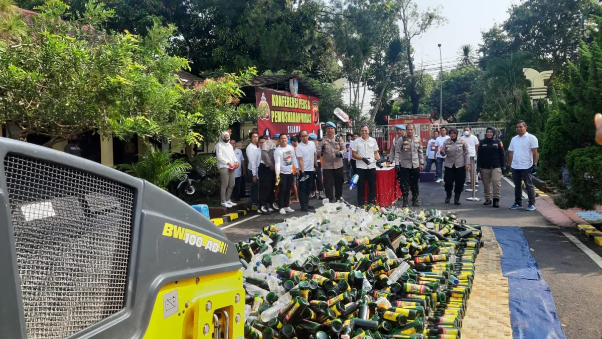 Jelang Lebaran Polres Subang Musnahkan 9.450 Botol Miras 