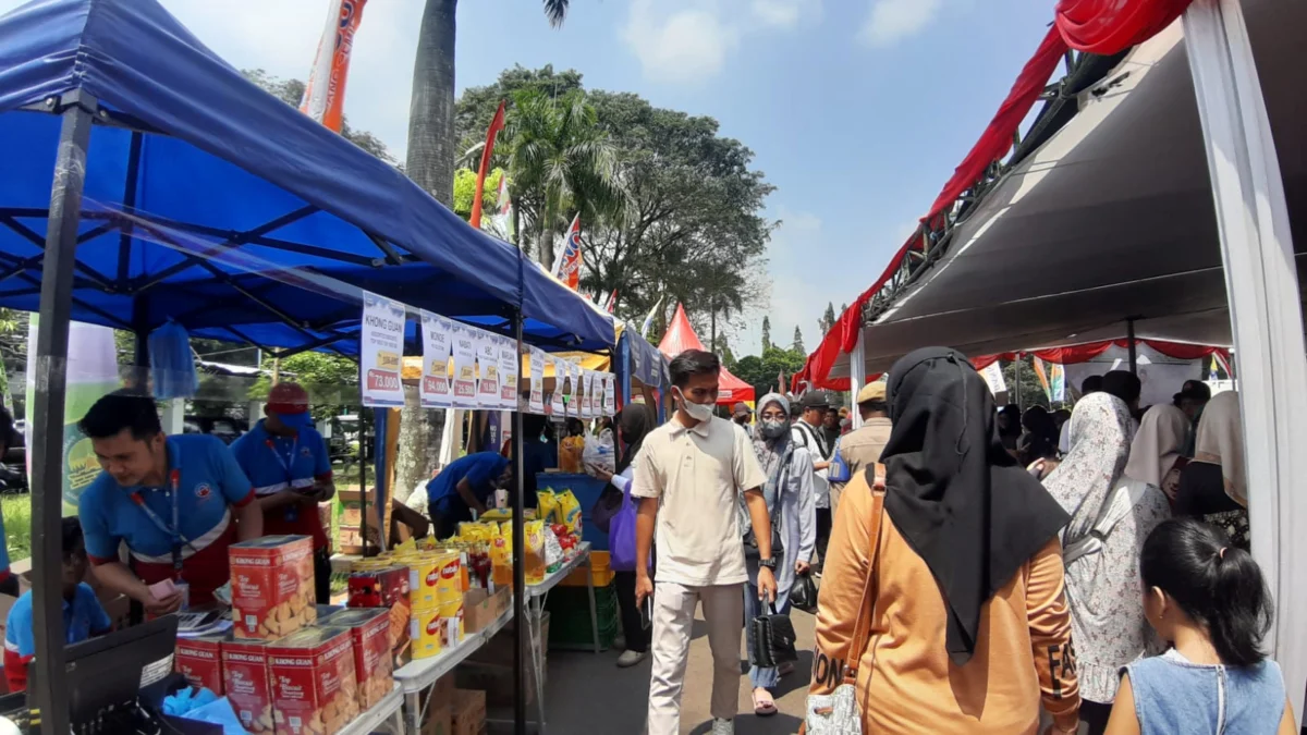 Warga Serbu Bazar Murah di Halaman Pemda Subang 