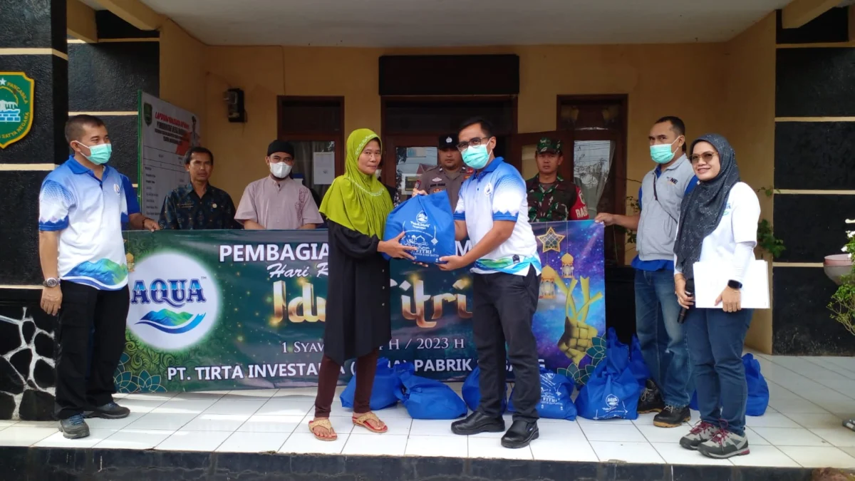 Aqua Subang Bagikan Paket Sembako untuk Dua Kecamatan 