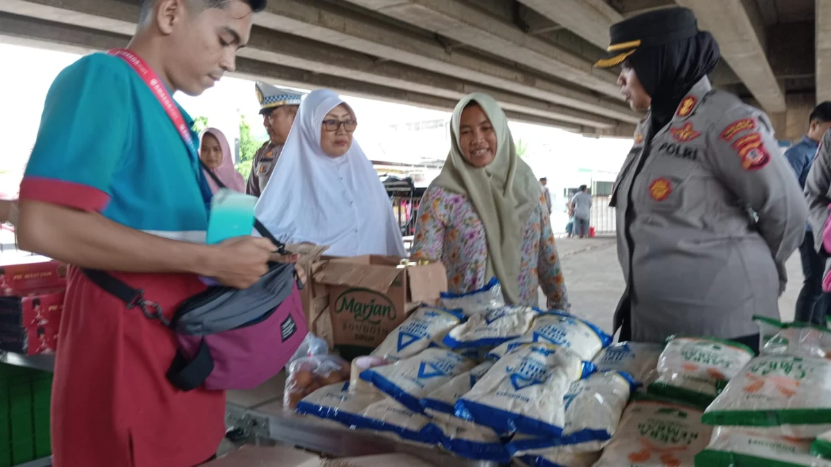 Jelang Lebaran, Warga Pantura Subang Serbu Pasar Murah 