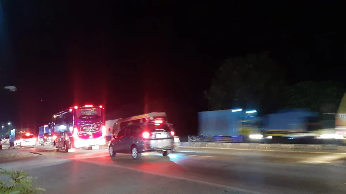 Arus Lalulintas di Jalur Pantura Ramai, Imbas Pemberlakuan Sistem Satu Arah di Jalan Tol 