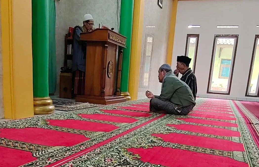 Jemaah Masjid At Taqwa di Subang Ikuti Salat dan Khutbah Gerhana Matahari 