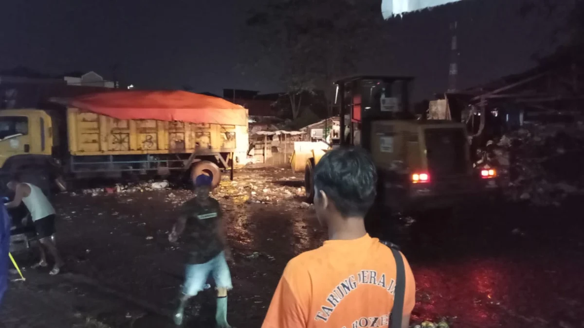 Sampah di Subang Kota Mulai Menumpuk Saat Malam Takbiran