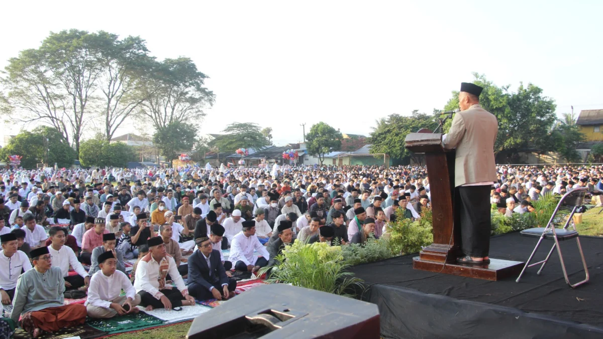 Bupati Ruhimat dan Wabup Agus Masykur Salat Idul Fitri di Lapangan Cigadung