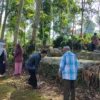 Satu Hari Setelah Idul Fitri, Warga Ziarah ke TPU di Ciater 