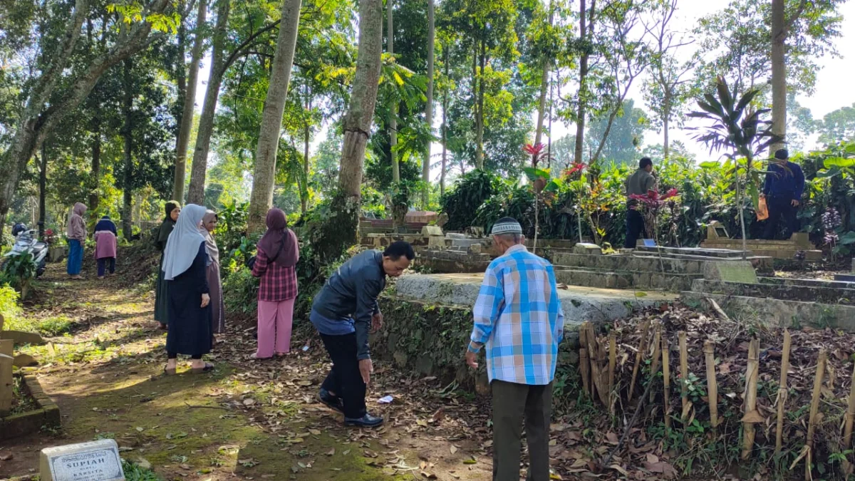 Satu Hari Setelah Idul Fitri, Warga Ziarah ke TPU di Ciater 