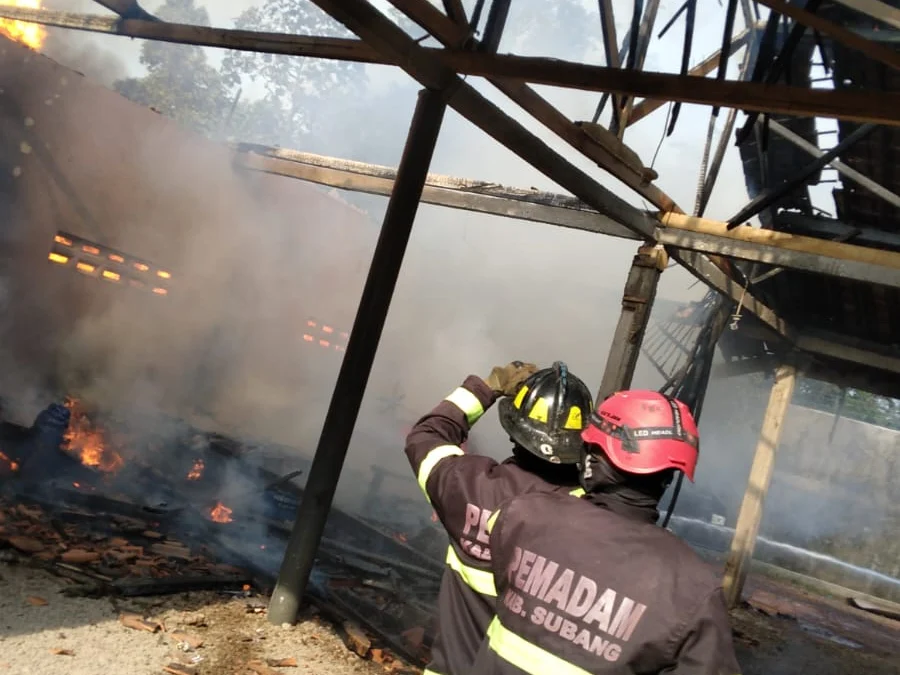 Rumah Agen Gas Elpiji di Cipunagara Hangus Terbakar 