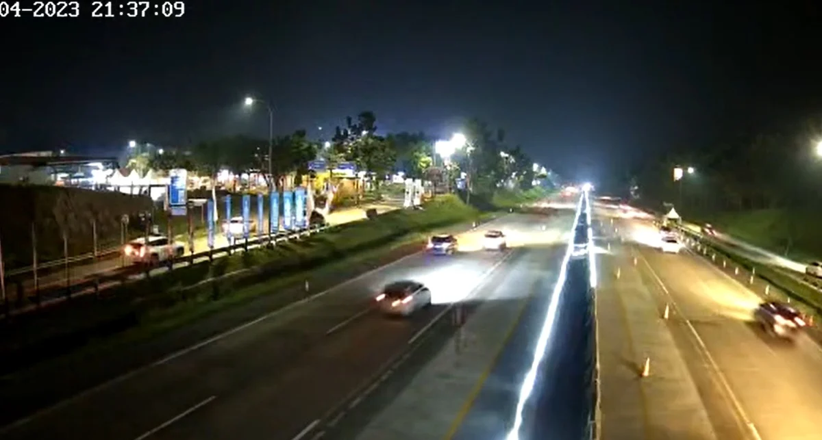 Pantauan lalu lintas di KM 102 Tol Cipali via CCTV.