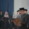 Gubernur Jawa Barat Ridwan Kamil melantik 154 kepala sekolah dan 27 pejabat fungsional di Lingkungan Pemda Provinsi Jabar di Gedung Sate, Kota Bandung, Jumat (20/1/2023). Dalam acara tersebut, Dewi Sartika dilantik sebagai Analis Kebijakan Ahli Utama di Sekretariat Daerah. Selain mengucapkan selamat, Kang Emil, sapaan Ridwan Kam