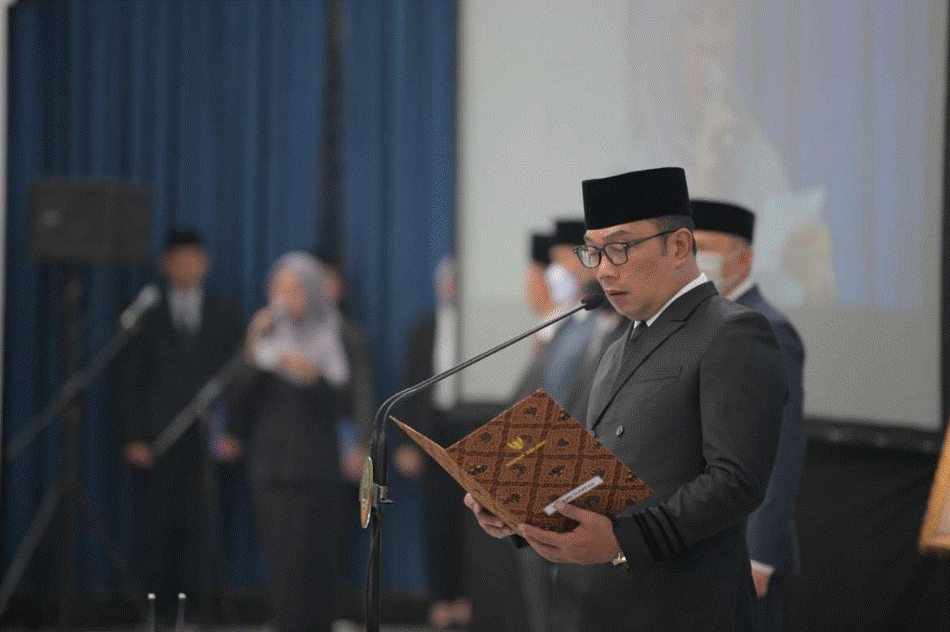 Gubernur Jawa Barat Ridwan Kamil melantik 154 kepala sekolah dan 27 pejabat fungsional di Lingkungan Pemda Provinsi Jabar di Gedung Sate, Kota Bandung, Jumat (20/1/2023). Dalam acara tersebut, Dewi Sartika dilantik sebagai Analis Kebijakan Ahli Utama di Sekretariat Daerah. Selain mengucapkan selamat, Kang Emil, sapaan Ridwan Kam