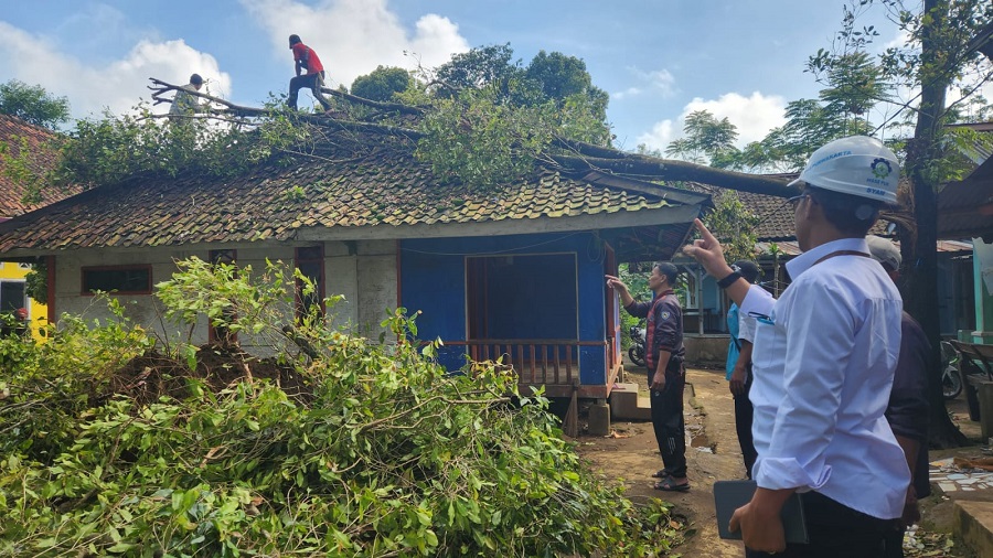 PLN Gerak Cepat Atasi Dampak Angin Puting Beliung di Bojong Purwakarta