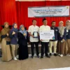 FOTO BERSAMA. Perwakilan PLN UP3 Purwakarta berfoto bersama Kepala MAN Purwakarta beserta jajaran usai edukasi tentang keselamatan ketenagalistrikan. ADAM SUMARTO/PASUNDAN EKSPRES