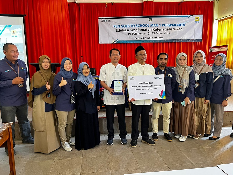 FOTO BERSAMA. Perwakilan PLN UP3 Purwakarta berfoto bersama Kepala MAN Purwakarta beserta jajaran usai edukasi tentang keselamatan ketenagalistrikan. ADAM SUMARTO/PASUNDAN EKSPRES