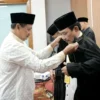 Plh. Gubernur Jawa Barat Uu Ruzhanul Ulum saat melantik 79 Dewan Hakim Seleksi Tilawatil Qur'an dan Hadis (STQH) XVIII Tingkat Provinsi Jabar Tahun 2023 di Hotel Nexa Mercure, Kota Bandung, Minggu (7/5/2023). (Foto: Biro Adpim Jabar)