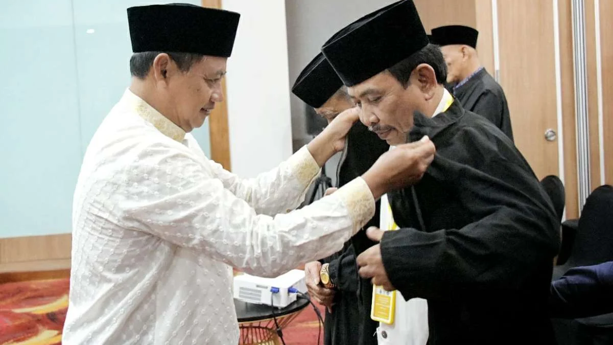 Plh. Gubernur Jawa Barat Uu Ruzhanul Ulum saat melantik 79 Dewan Hakim Seleksi Tilawatil Qur'an dan Hadis (STQH) XVIII Tingkat Provinsi Jabar Tahun 2023 di Hotel Nexa Mercure, Kota Bandung, Minggu (7/5/2023). (Foto: Biro Adpim Jabar)