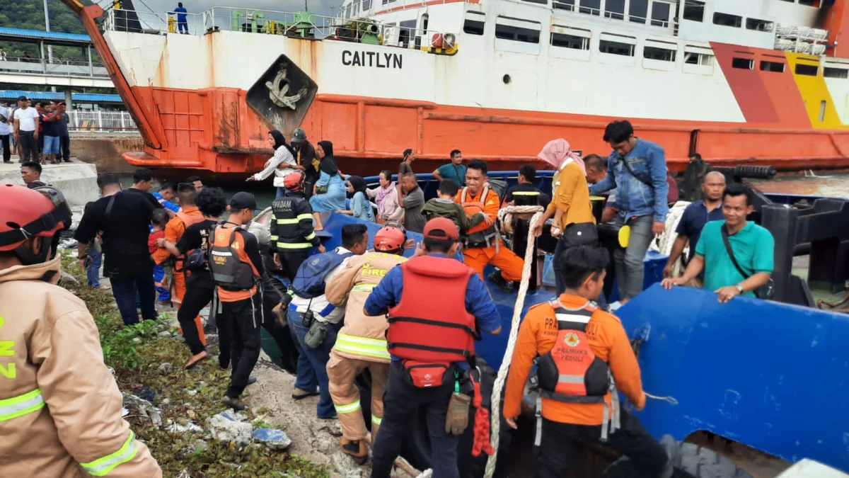 Laka Laut di Selat Sunda, TNI AL Evakuasi Penumpang KMP Royce 1 yang Terbakar