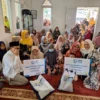 SALURKAN DANA ZAKAT. PT PLN (Persero) UP3 Purwakarta melalui Yayasan Baitul Maal PLN, menyalurkan dana zakat bersama dengan Pemerintah Daerah Purwakarta. ADAM SUMARTO/PASUNDAN EKSPRES