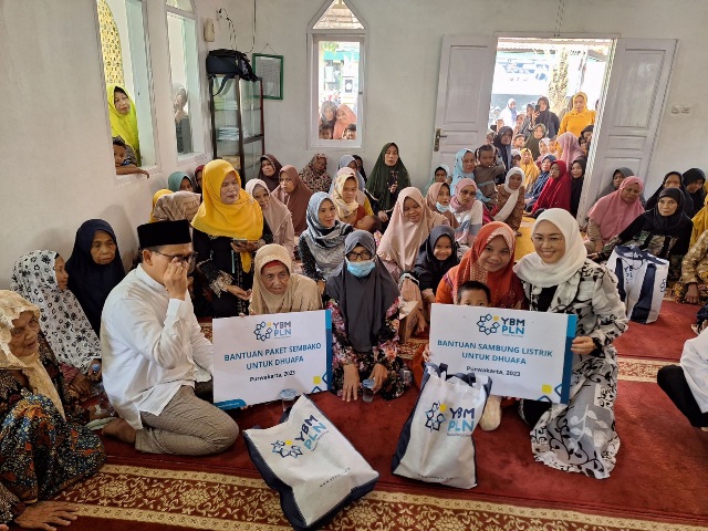 SALURKAN DANA ZAKAT. PT PLN (Persero) UP3 Purwakarta melalui Yayasan Baitul Maal PLN, menyalurkan dana zakat bersama dengan Pemerintah Daerah Purwakarta. ADAM SUMARTO/PASUNDAN EKSPRES