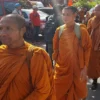 Biksu Dari Thailand Berjalan Kaki Menuju Candi Borobudur Untuk Menyambut Tri Suci Waisak