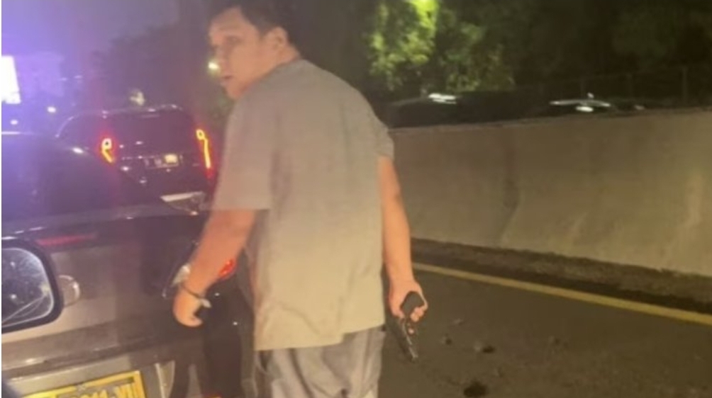 Bikin Gemes, Ada Lagi Aksi Koboi Jalanan di Jakarta Pakai Mobil Plat Polri Bikin Gemes, Ada Lagi Aksi Koboi Jalanan di Jakarta Pakai Mobil Plat Polri