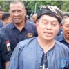 Bahagiakan Tukang Becak, Rombongan Partai NasDem Daftar Caleg ke KPU Pakai Becak