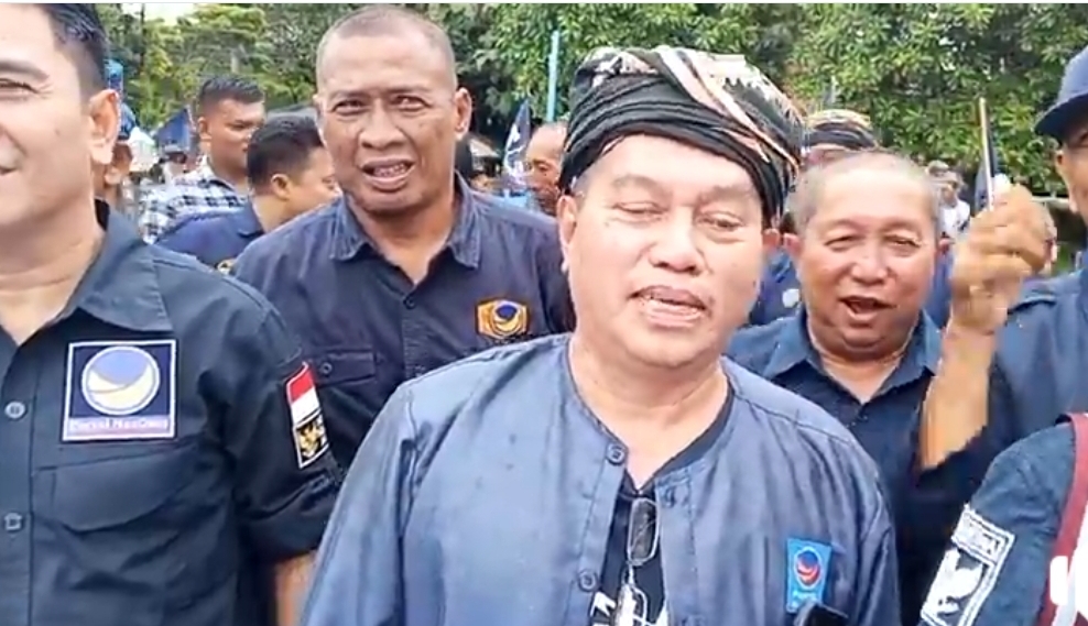 Bahagiakan Tukang Becak, Rombongan Partai NasDem Daftar Caleg ke KPU Pakai Becak