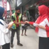 Karyawan PD Lima Motor Subang saat memberikan bantuan kepada masyarakat.