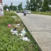 Pengendara Buang Sampah Sembarangan di Jalan Lingkar Cagak