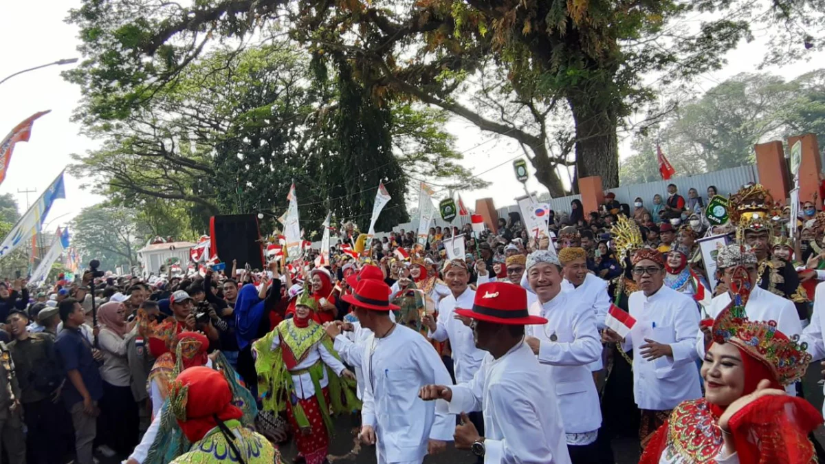 Ribuan Masyarakat  Antusias Ikuti Pawai Alegoris Meriahkan Hari Jadi Subang ke-75