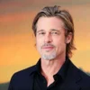 Main Film, Brad Pitt Rela Kendarai Mobil F1 Bareng Pembalap di GP Inggris