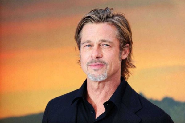 Main Film, Brad Pitt Rela Kendarai Mobil F1 Bareng Pembalap di GP Inggris