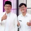 Gubernur Jawa Barat Ridwan Kamil saat bertemu dengan Husein Ali Rafsanjani, Guru ASN di Kabupaten Pangandaran di Gedung Sate, Kota Bandung, Rabu (10/5/2023). (Foto: Biro Adpim Jabar)